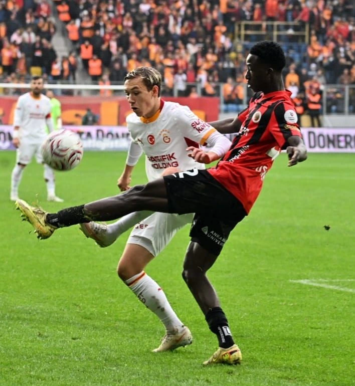 Gençlerbirliği ve Galatasaray oyuncuları topa müdahale ediyor