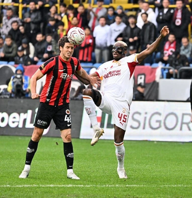 Gençlerbirliği ve Galatasaray futbolcuları havadaki top için yükseliyor