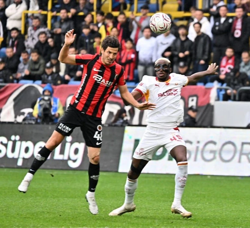 Gençlerbirliği ve Galatasaray oyuncuları maç sırasında top mücadelesinde