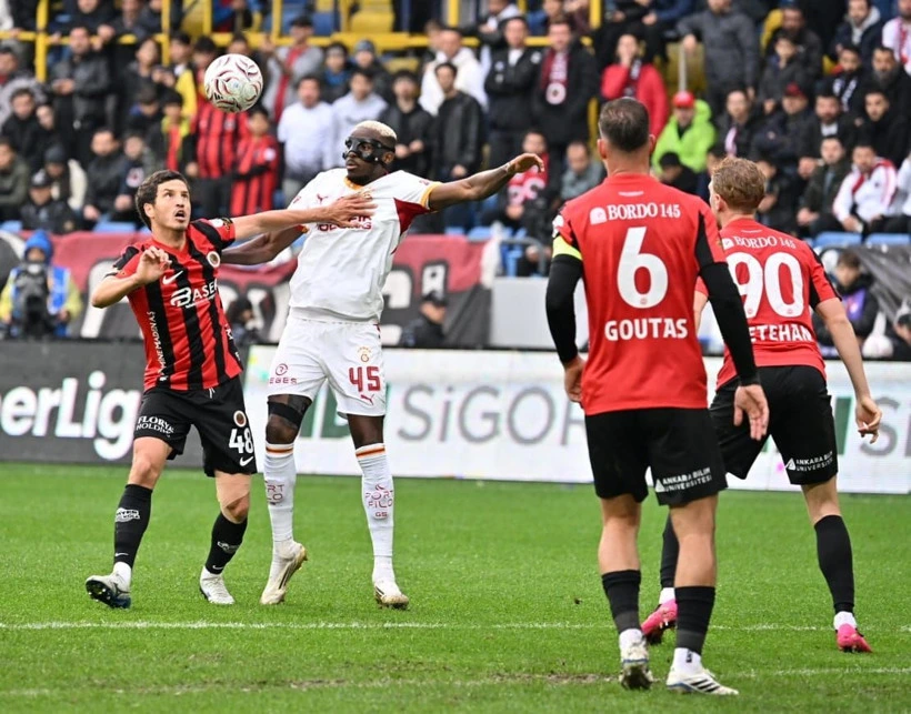 Gençlerbirliği ve Galatasaray futbolcuları hava topu için mücadele ediyor