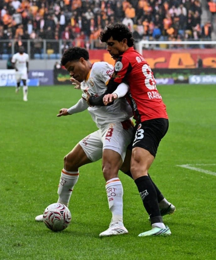 Gençlerbirliği ve Galatasaray futbolcuları top kontrolü için mücadelede