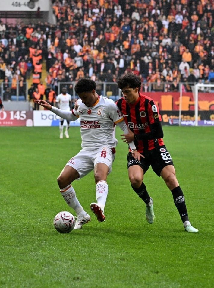 Gençlerbirliği ve Galatasaray oyuncuları yan yana top sürme mücadelesinde