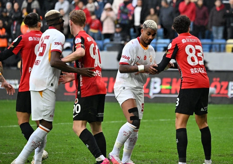 Gençlerbirliği ve Galatasaray futbolcuları maç sırasında karşı karşıya