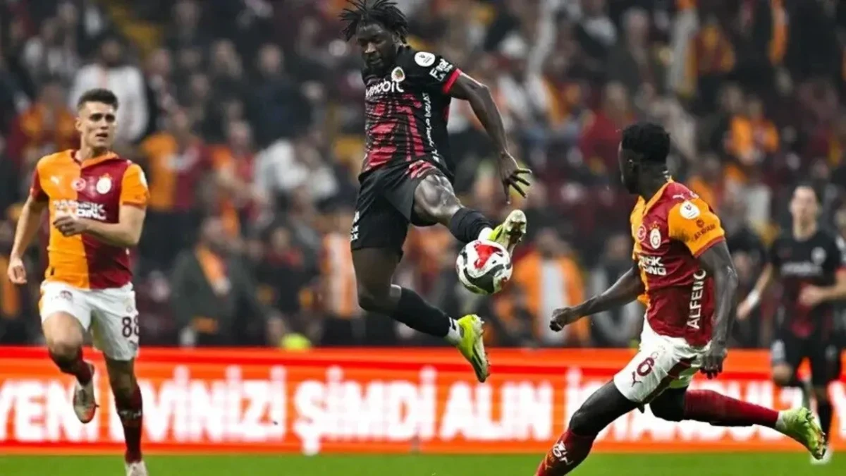 Gençlerbirliği ve Galatasaray oyuncuları maç sırasında top mücadelesinde