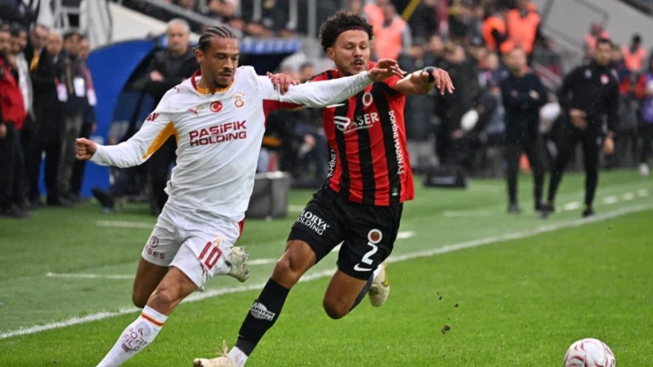 Gençlerbirliği ve Galatasaray futbolcuları Eryaman Stadyumu’ndaki maçta top için mücadele ediyor