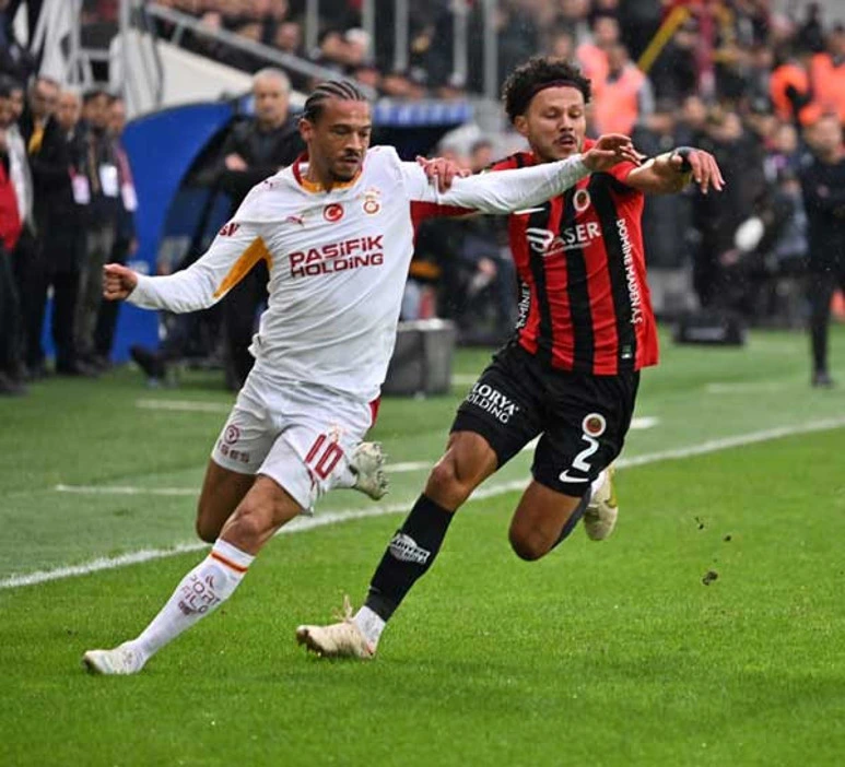 Galatasaray ve Gençlerbirliği futbolcuları maç sırasında top için mücadele ediyor