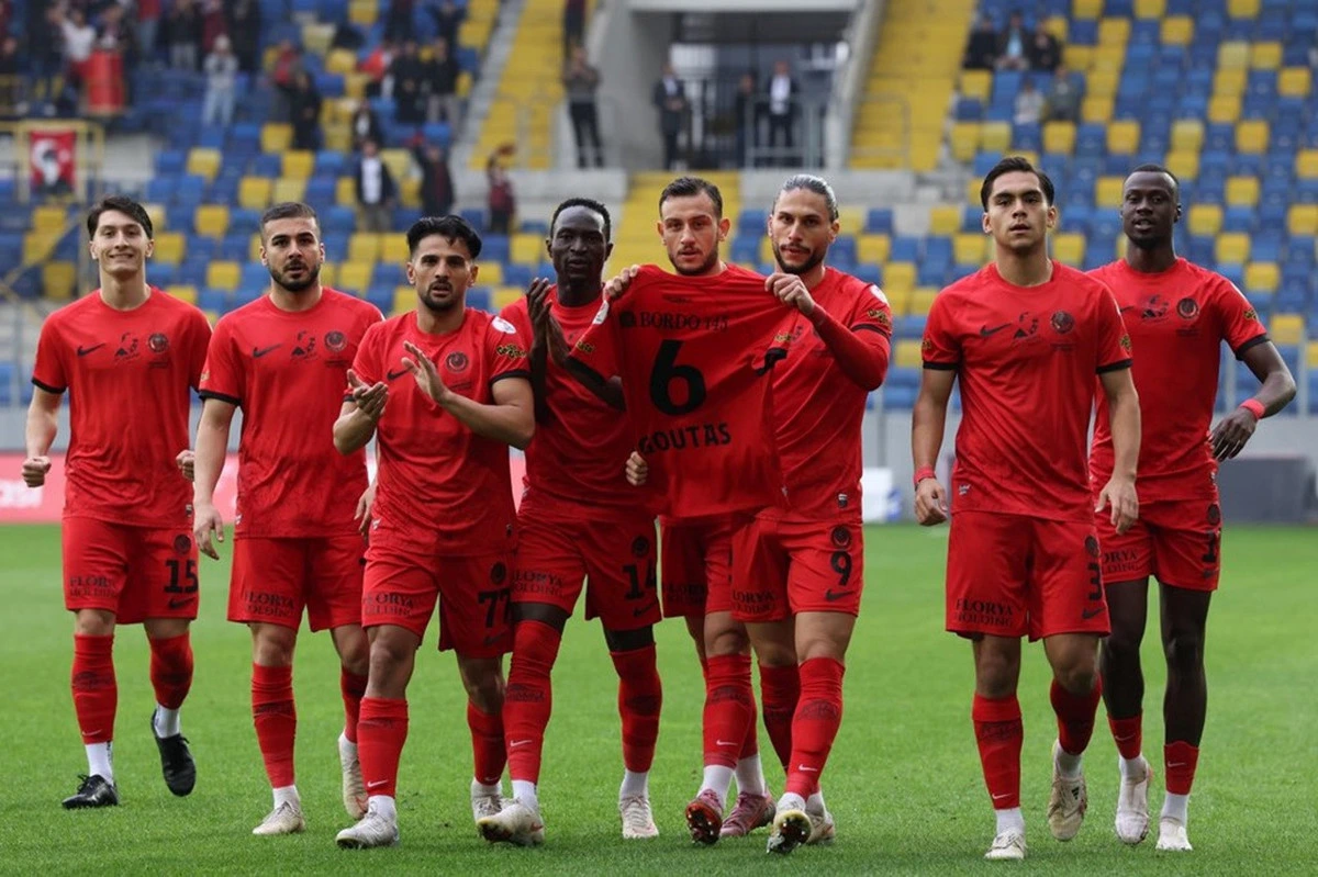Gençlerbirliği futbolcuları takım kaptanı Goutas’ın formasını gösteriyor