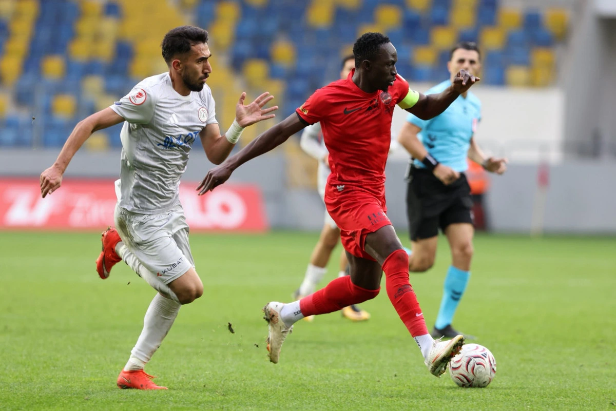 Gençlerbirliği oyuncusu topla ilerlerken rakip oyuncu peşinden koşuyor