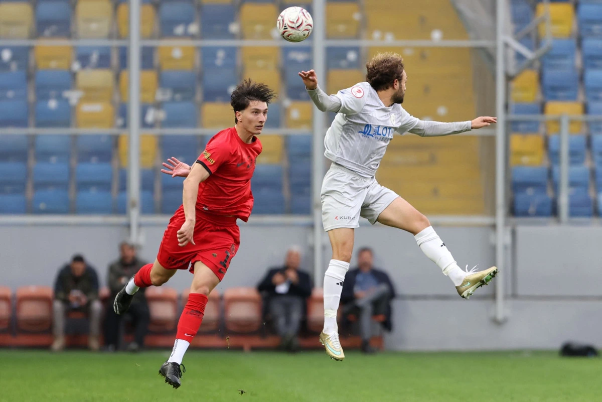 Gençlerbirliği ve Karaköprü Belediyespor oyuncuları hava topu mücadelesinde