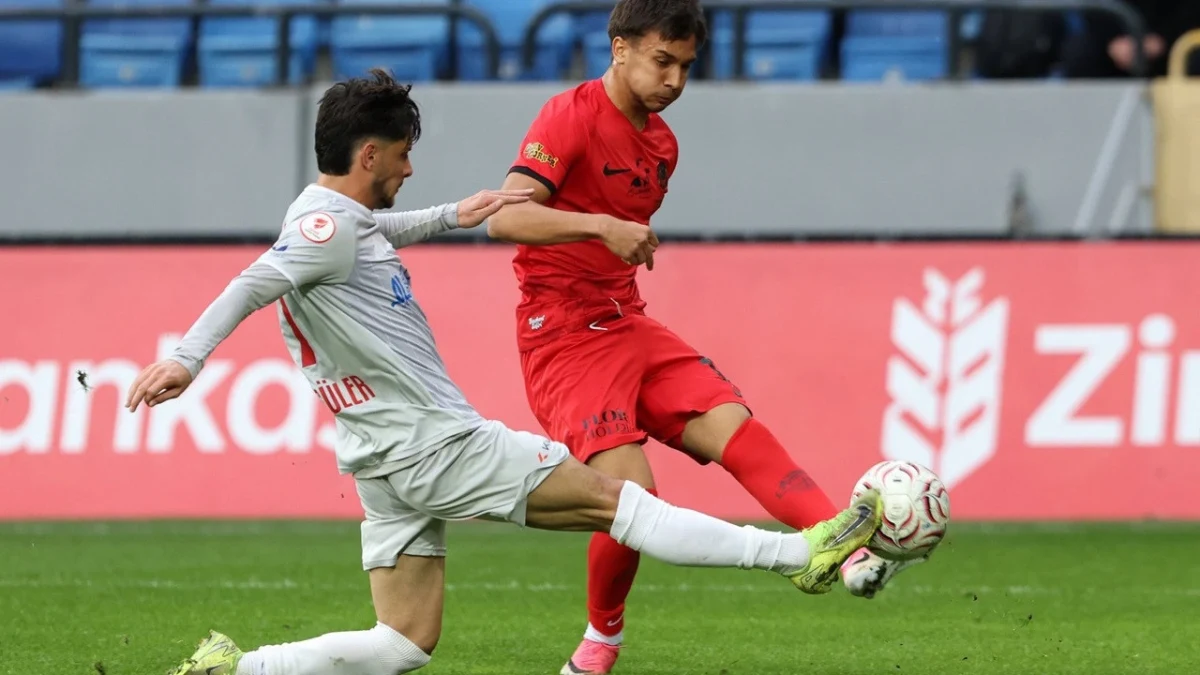 Gençlerbirliği ve Karaköprü Belediyespor oyuncuları maç sırasında top için mücadele ediyor