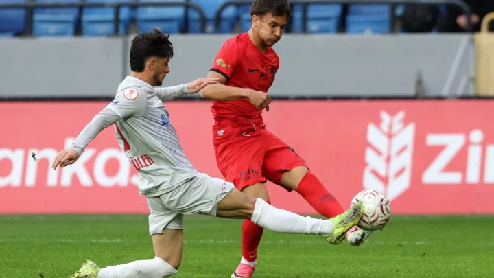 Gençlerbirliği ve Karaköprü Belediyespor oyuncuları maç sırasında top için mücadele ediyor