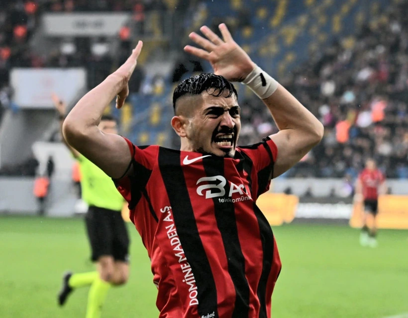 Gençlerbirliği futbolcusu maç sırasında kollarını kaldırıyor