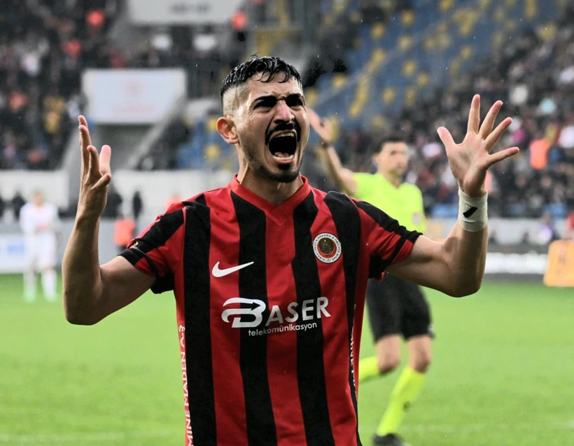 Gençlerbirliği futbolcusu saha içinde ellerini kaldırarak tepki veriyor