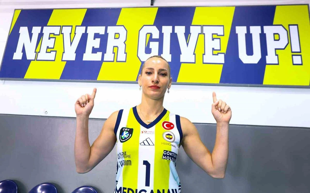 Gizem Örge, Fenerbahçe formasıyla iki elini kaldırıyor.