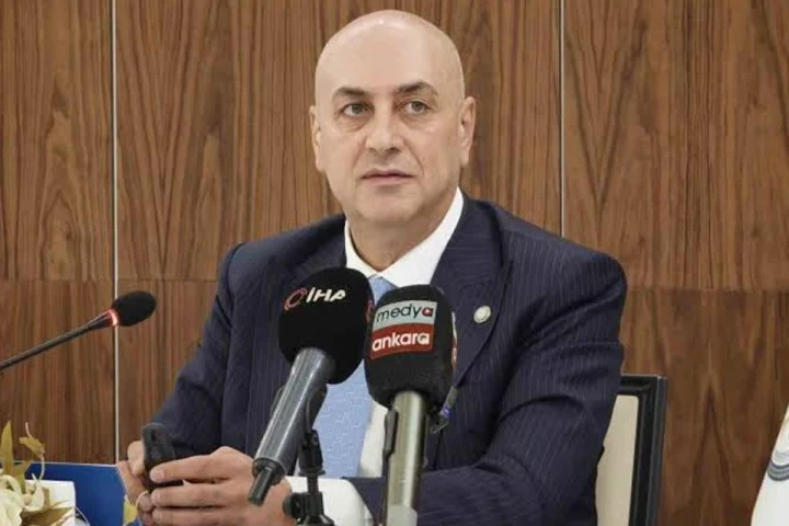Ankara 2 No’lu Baro Başkanı Gökhan Ağdemir, basın toplantısında mikrofonların önünde oturuyor