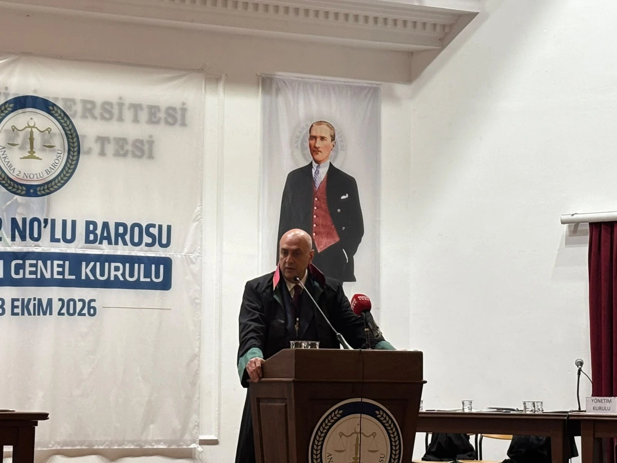 Gökhan Ağdemir genel kurulda kürsüden konuşma yapıyor