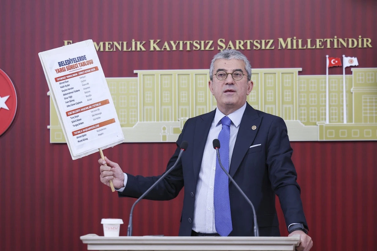 Gökhan Günaydın basın toplantısında bir belge gösteriyor