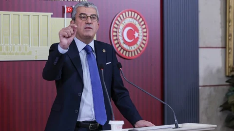 Gökhan Günaydın TBMM’deki basın toplantısında konuşuyor
