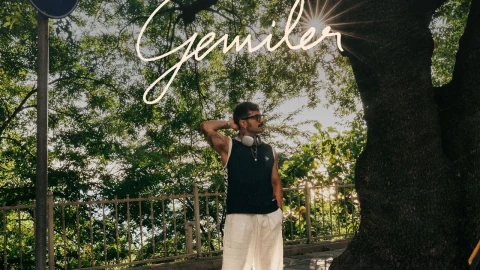 Gökhan Türkmen, “Gemiler” adlı çalışmanın görselinde ağaçların altında duruyor