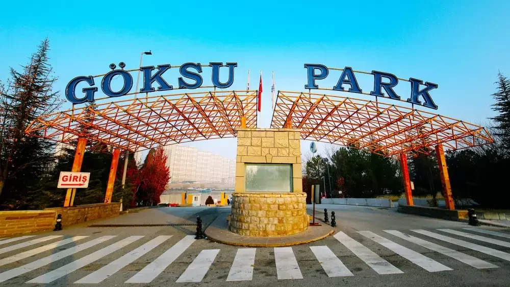 Göksu Parkı girişinde parkın adını taşıyan kemer ve yaya geçidi