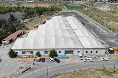 Göksu Parkı çevresindeki kapalı pazar alanı ve yakınındaki yollar
