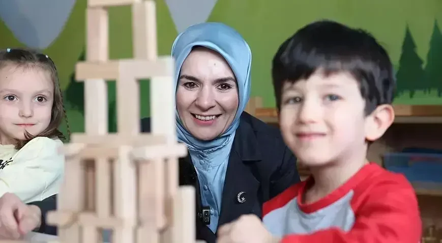 Mahinur Özdemir Göktaş, bir kız ve bir erkek çocukla birlikte görüntüleniyor