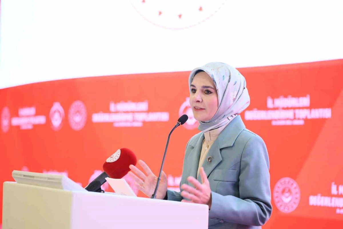 Bakan Göktaş, kürsüde yaptığı konuşma sırasında