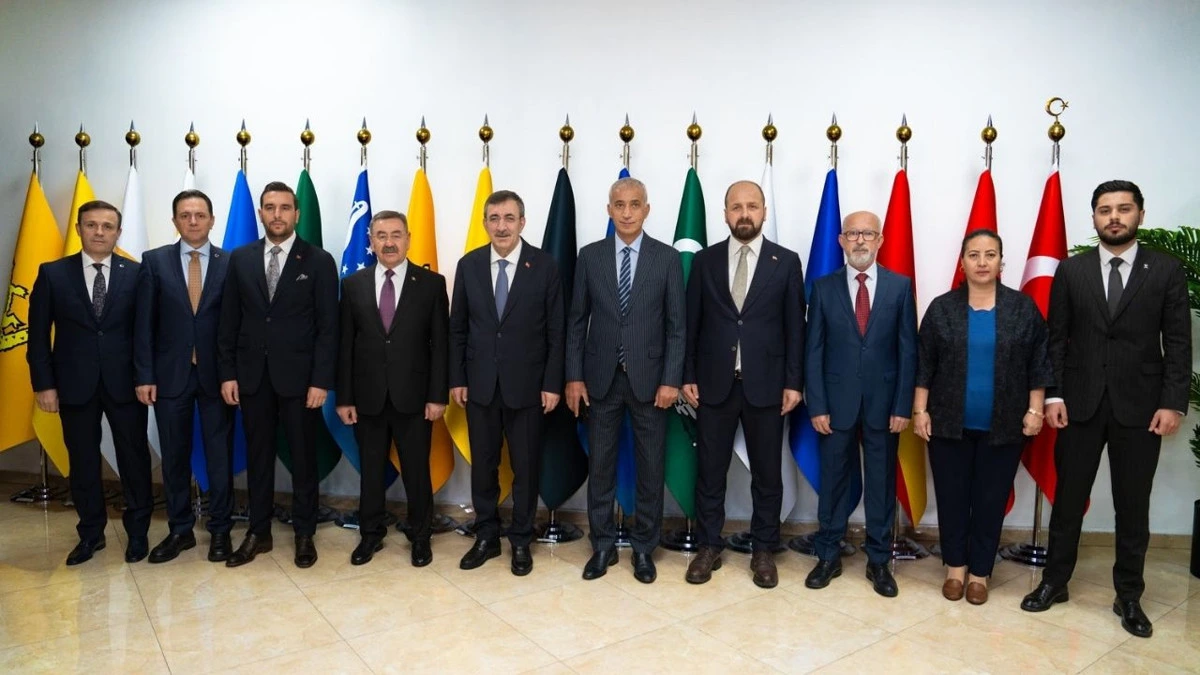 Ziyarete katılan heyet bayraklar önünde toplu halde