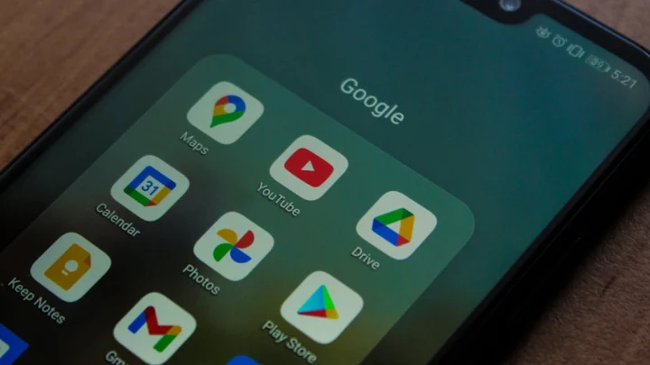 Akıllı telefon ekranında Google uygulamalarının simgeleri