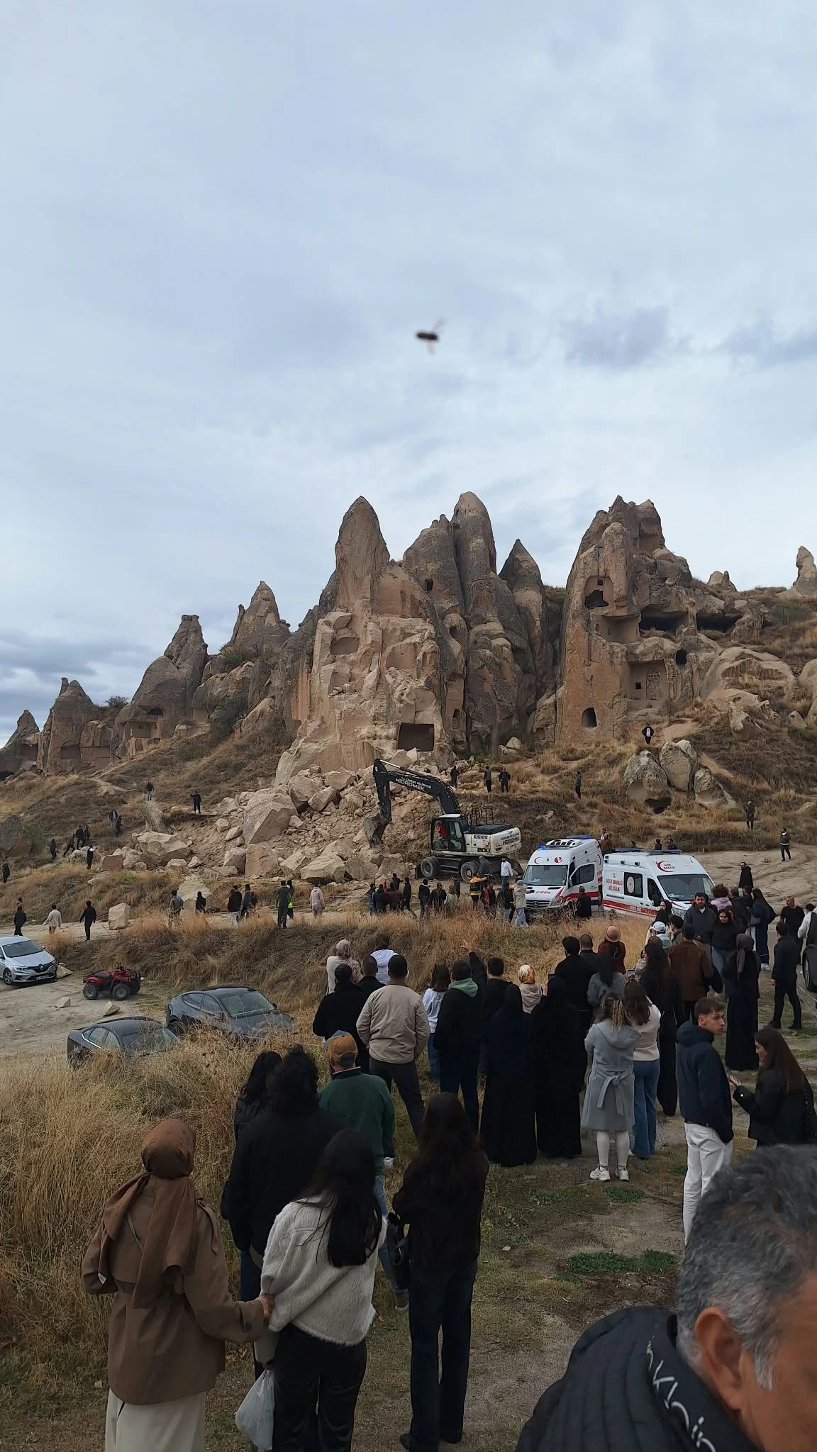 Göreme’de peribacalarının önünde toplanan kalabalık ve acil durum araçları