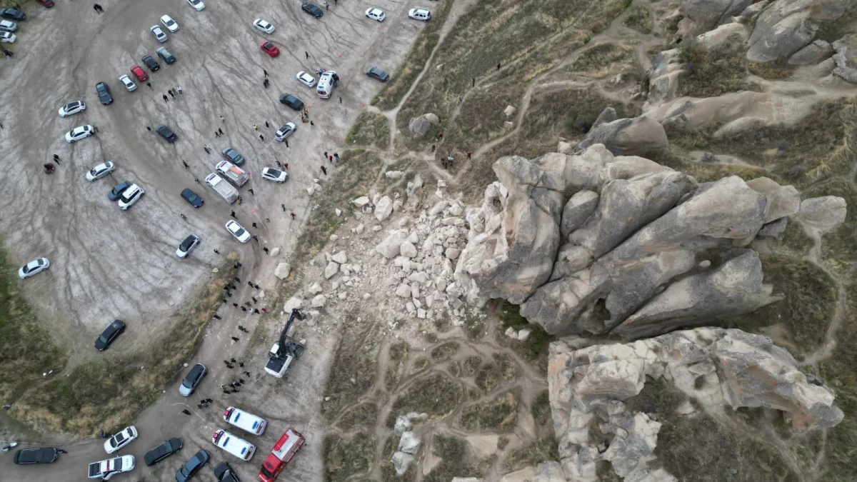 Göreme’de kaya düşmesi alanı ve çevresindeki araçlar havadan görüntülendi