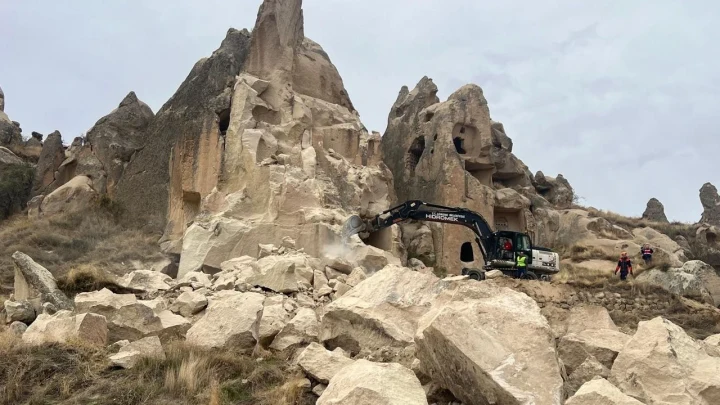 Göreme’de kaya düşen peribacası çevresinde iş makinesi ve arama kurtarma ekipleri