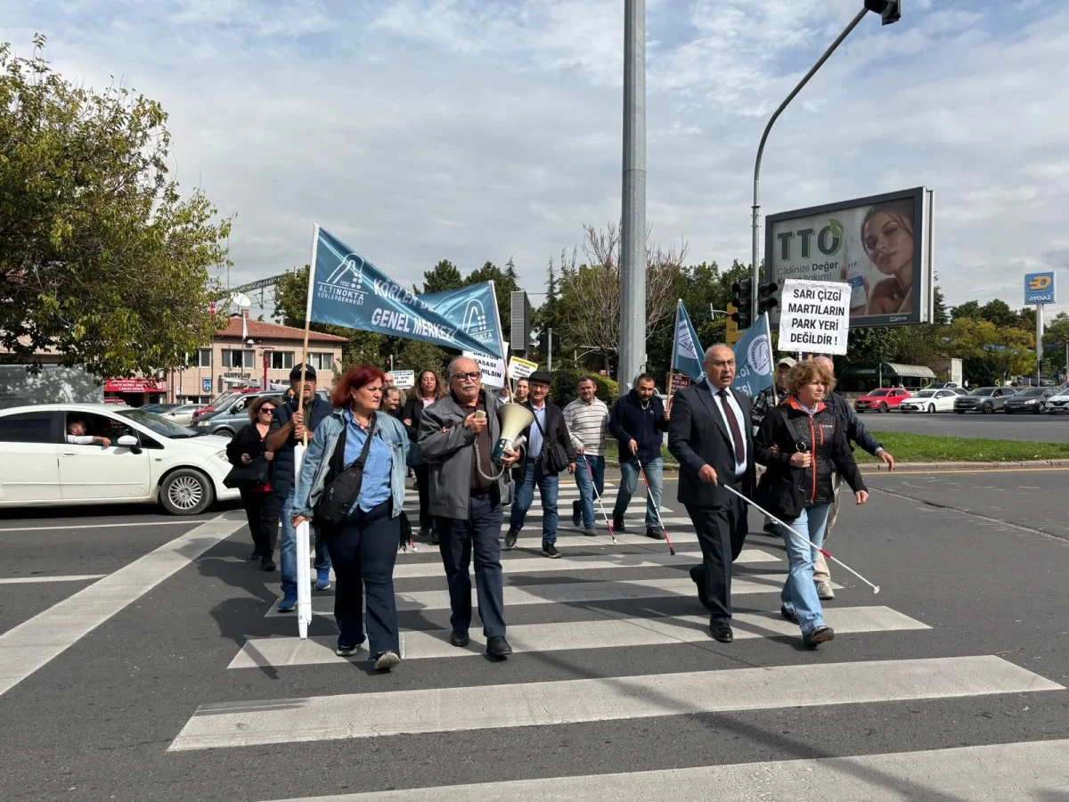 Görme engelliler Ankara’da yaya geçidinde yürürken