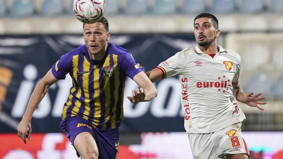 Eyüpspor ve Göztepe futbolcuları maç sırasında top için mücadele ediyor