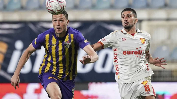 Eyüpspor ve Göztepe futbolcuları maç sırasında top için mücadele ediyor