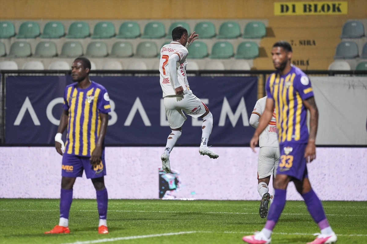 Göztepe ile Eyüpspor arasında oynanan Süper Lig maçından bir an