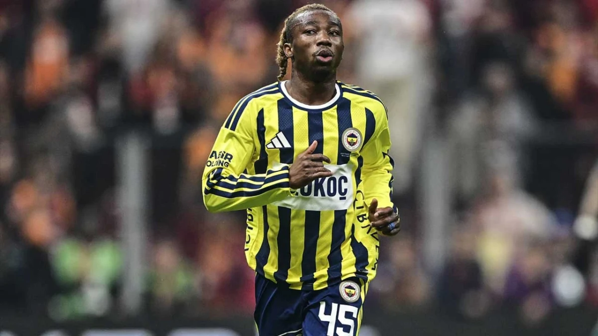 Fenerbahçe forması giyen 45 numaralı futbolcu maç sırasında