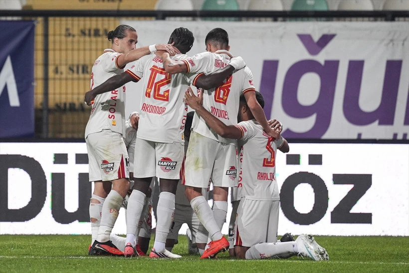Göztepe futbolcuları golün ardından takım halinde sevinç yaşıyor