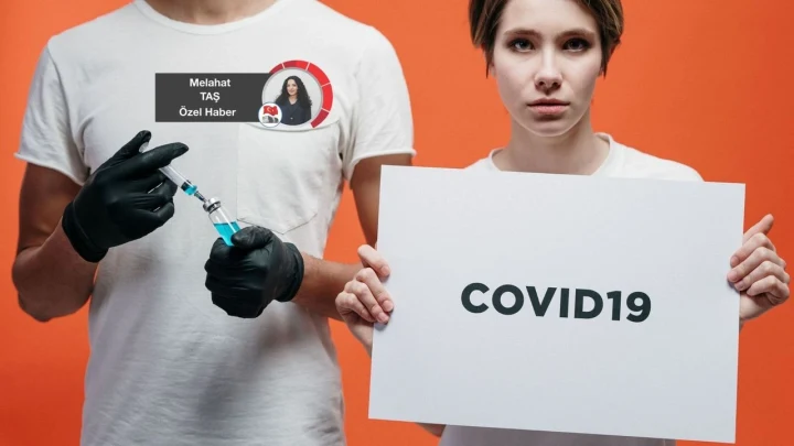COVID-19 yazılı levha tutan kadın ve elinde enjektör bulunan sağlık çalışanı