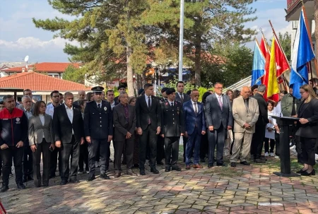 Güdül’de Ankara’nın başkent oluşunun 103. yılı için düzenlenen törende katılımcılar bir arada