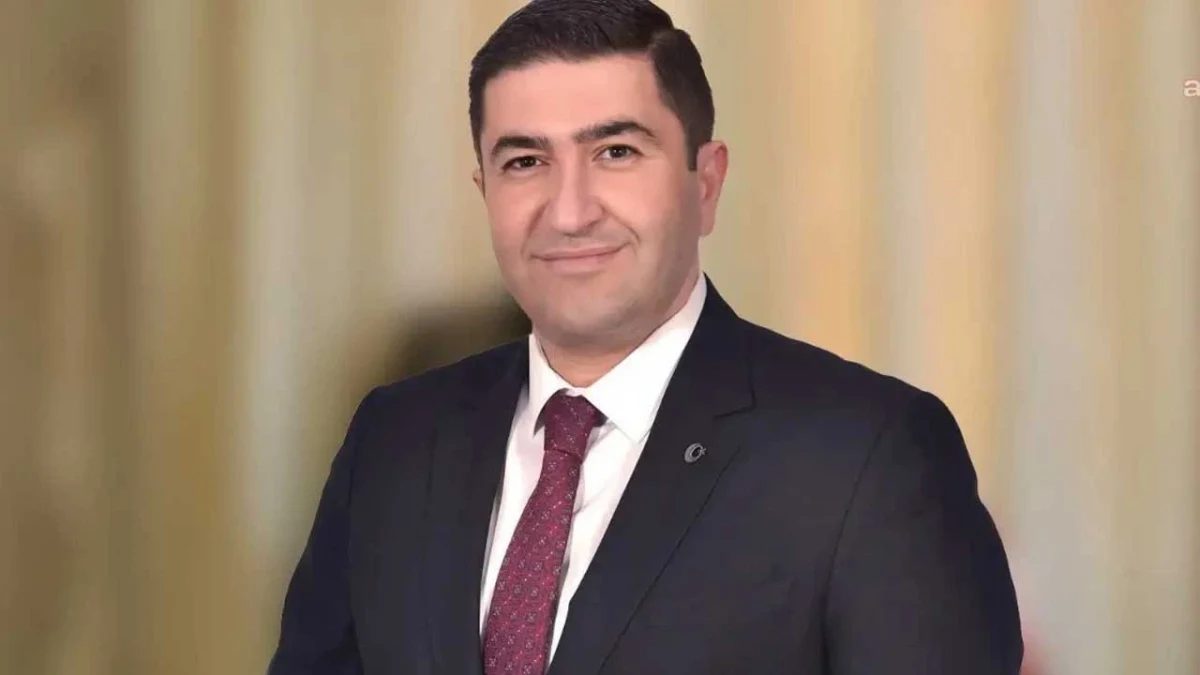 Güdül Belediye Başkanı Mehmet Doğanay takım elbiseyle portre fotoğrafında