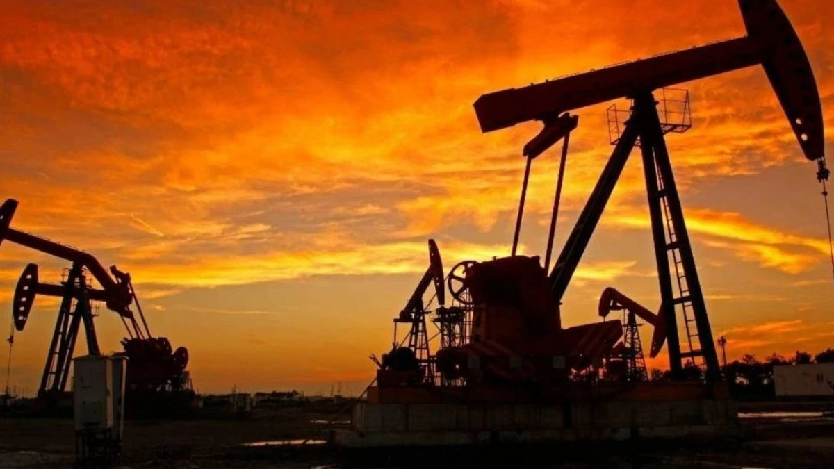 Gün batımında siluet hâlinde petrol kuyusu pompaları
