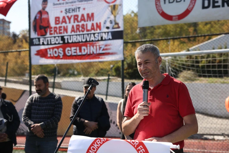 Gürsel Arslan, Bayram Eren Arslan anısına düzenlenen turnuvanın açılışında konuşma yapıyor.
