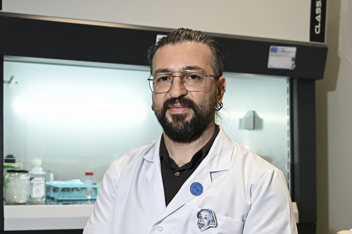 Laboratuvarda beyaz önlükle bulunan araştırmacı