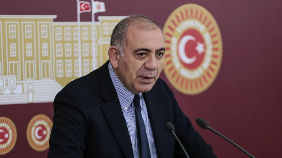 Gürsel Tekin, CHP ambleminin yer aldığı fonda mikrofonların önünde konuşurken