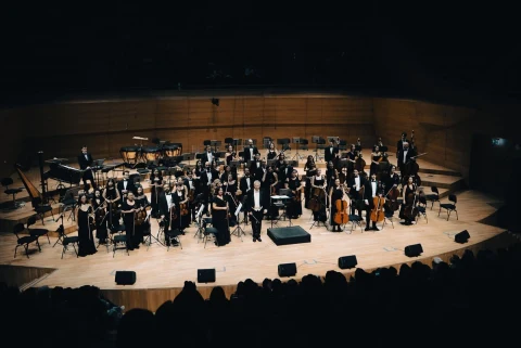 Hacettepe Üniversitesi Senfoni Orkestrası sahnede sezon açılış konserinde