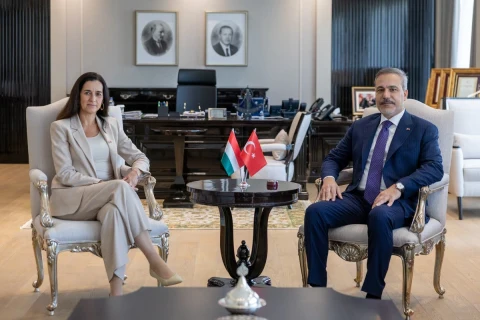 Hakan Fidan ve Anita Orban, Ankara’daki görüşmede Türk ve Macar bayraklarının önünde oturuyor.