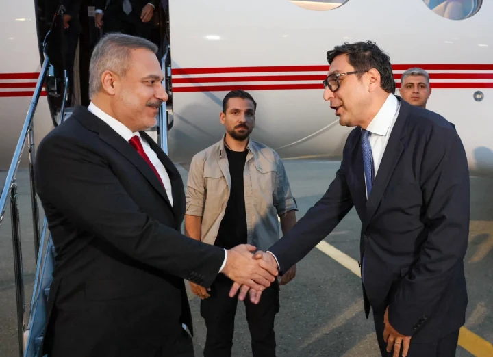 Hakan Fidan, Azerbaycan’da havalimanında Ferid Qayıbov ile tokalaşıyor.