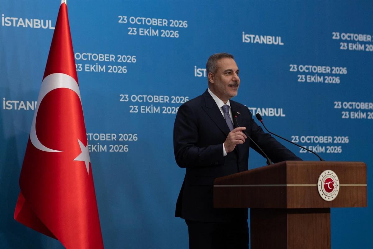 Hakan Fidan, Türk bayrağının yanında kürsüde açıklama yapıyor