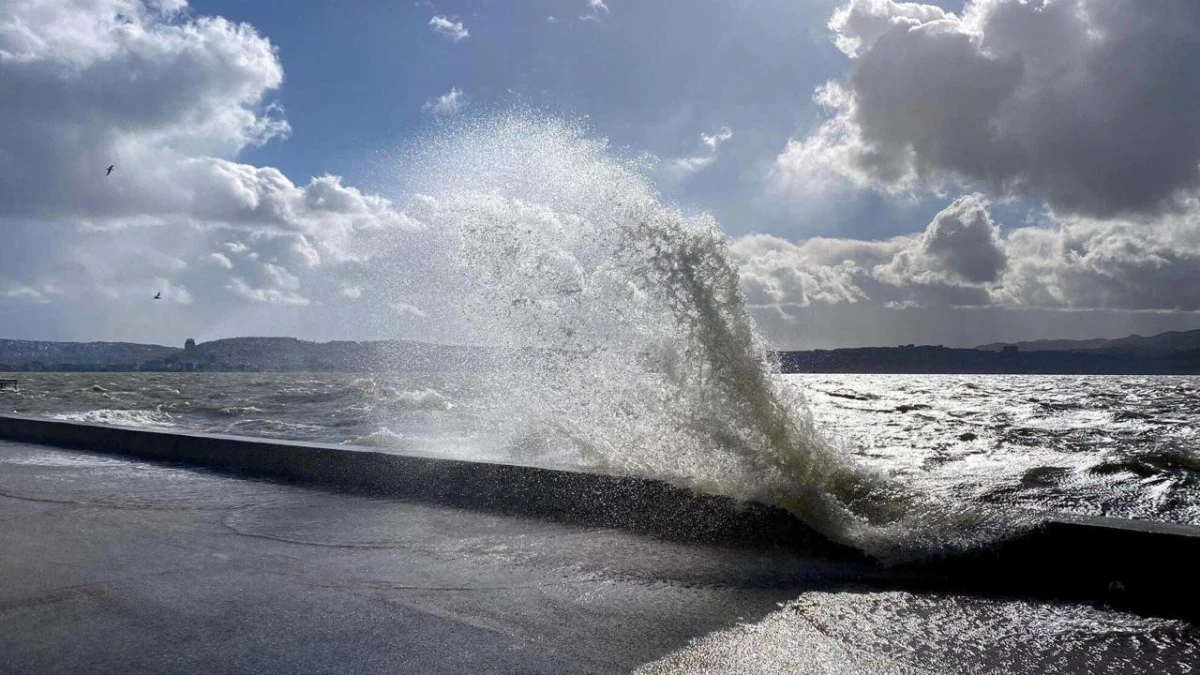 Dalgaların kıyıdaki seti aşarak sıçradığı deniz manzarası